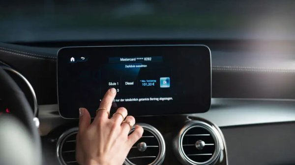 Радиочестотните идентификационни етикети, свързани с вашата кредитна карта, като E-ZPass, вече позволяват на вашия автомобил да плаща пътни такси. Но скоро може да използвате автомобила си като заместител на кредитна карта, за да пазарувате директно от шофьорската седалка.

Тази нова категория &bdquo;плащания в автомобила&ldquo; вече се използва в приложения, свързани с автомобилите, като паркиране и зареждане на батерията. Автомобилните производители се стремят да разширят тази възможност и в други сфери.

&bdquo;Смятаме, че има възможност в автомобилното пространство&ldquo;, изтъква Джим Никълс, вицепрезидент на отдела за потребителски продукти и технологии във Volvo. &bdquo;Искаме колата да се държи точно като Apple Wallet. Още един начин за сигурно предаване на информация и плащане&ldquo;, добавя той.
